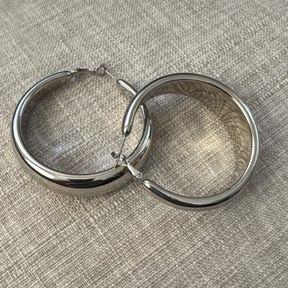 Light-weight Silver Color Hoop Earrings